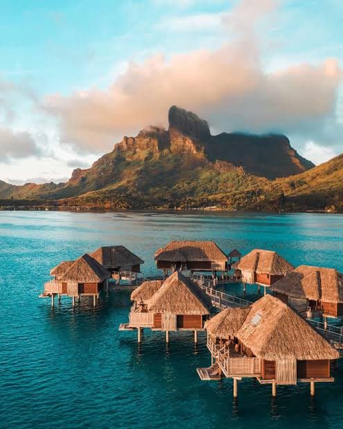 Vue du lagon et des bungalows du Four Seasons Bora Bora